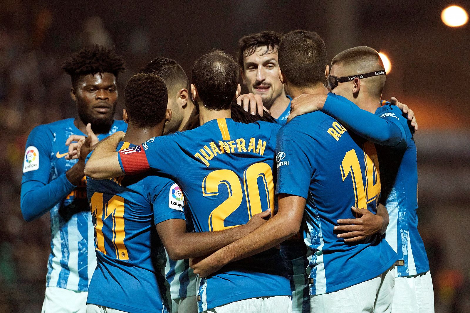 Los jugadores del Atlético de Madrid celebran tras marcar ante el Sant Andreu.