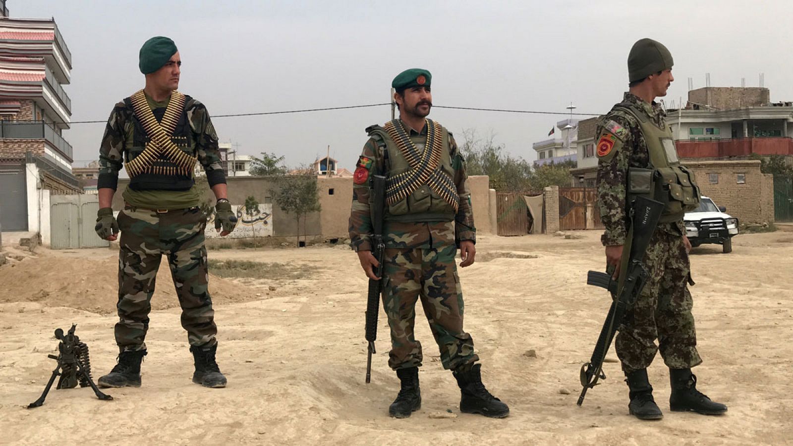 Soldados del Ejército Nacional afgano vigilan el lugar de la explosión en Kabul