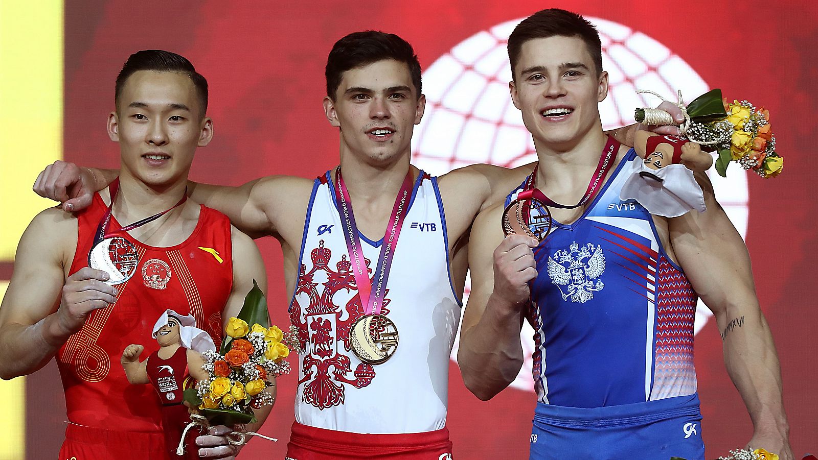 Artur Dalaloyan, en el centro, junto a Routeng Xiao (i) y Nikita Gagornyy (d).