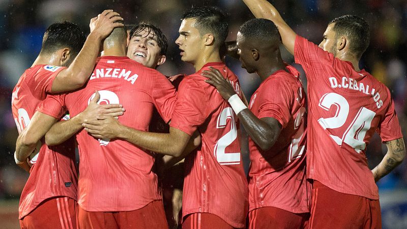 Los jugadores del Madrid celebran el gol de Benzema.