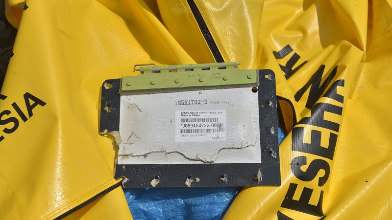 Imagen de una de las cajas negras del avión siniestrado en Indonesia