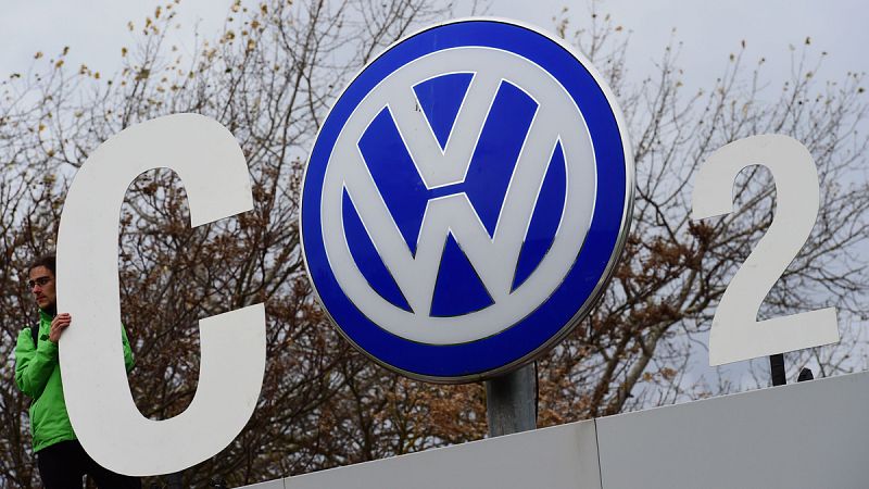 Imagen de archivo de varios activistas de Greenpeace protestando en la sede de Volkswagen de Wolfsburgo