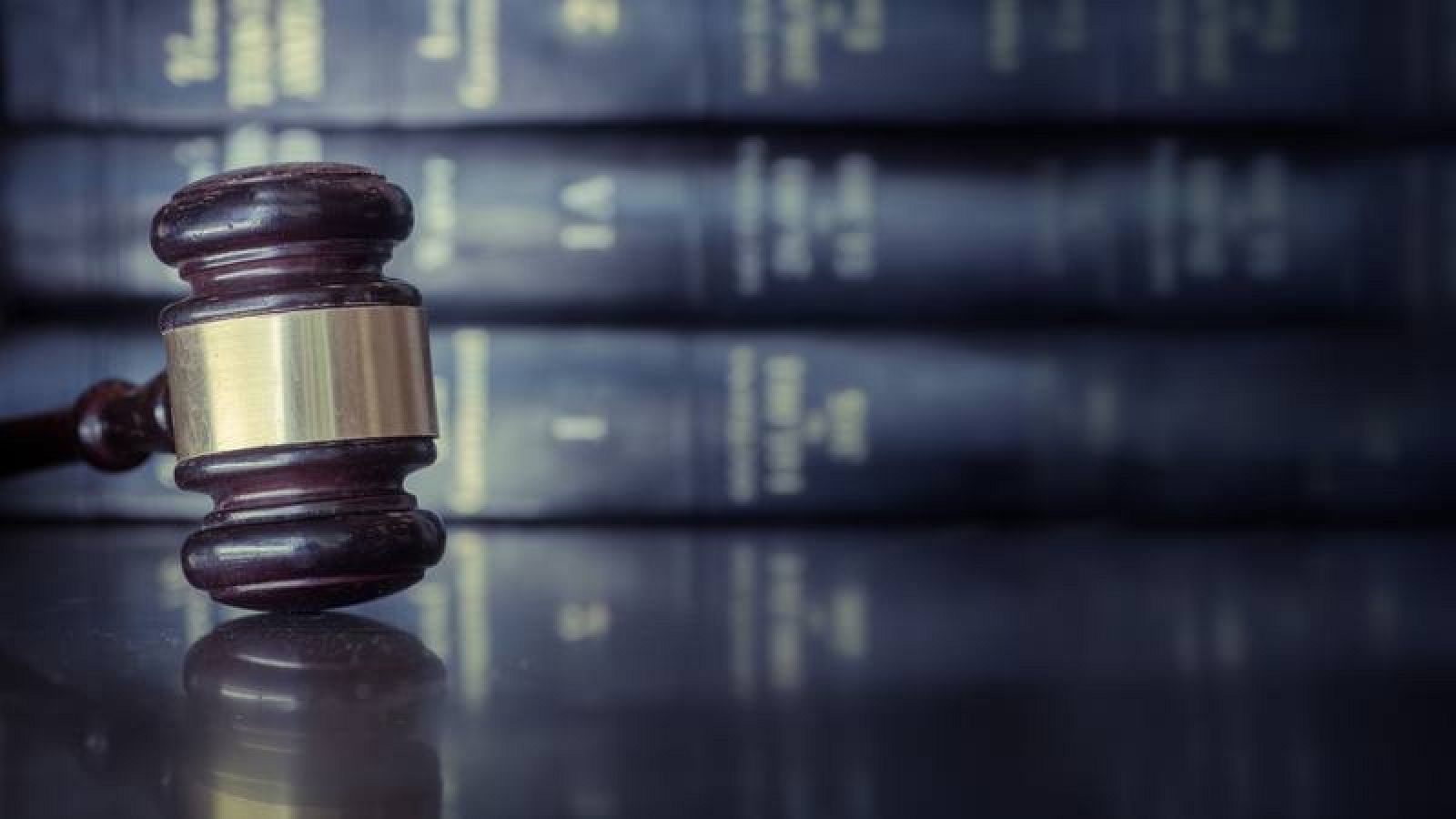 Imagen recurso del mazo de un juez.