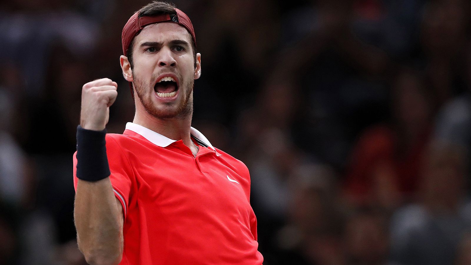 Karen Khachanov celebra su triunfo en París.