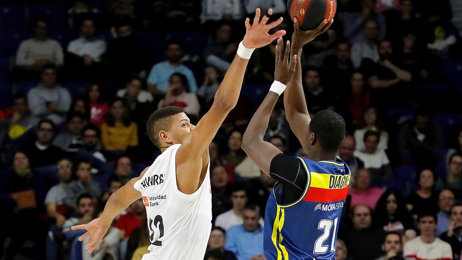 El pivot caboverdiano del Real Madrid, Walter Tavares intenta taponar al pivot senegalés del Morabanc Andorra, Moussa Diagné.