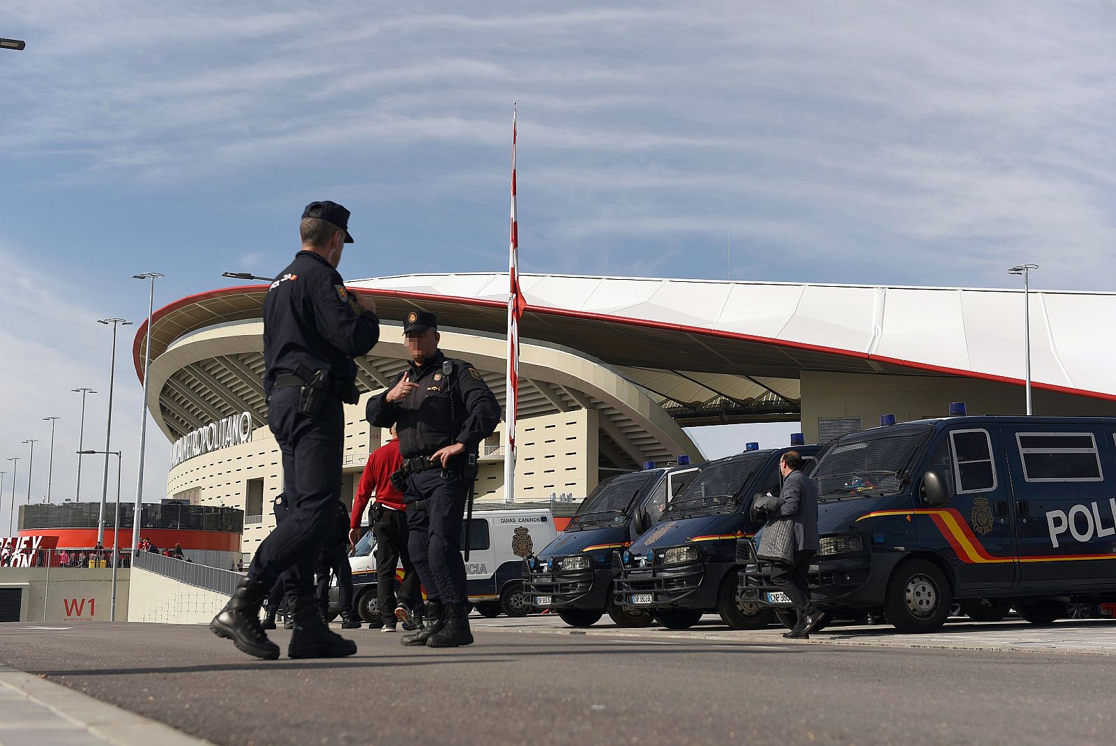 Agentes de policía vigilan los alrededores del estadio Wanda Metropolitano durante un partido del Atlético Madrid en Champions