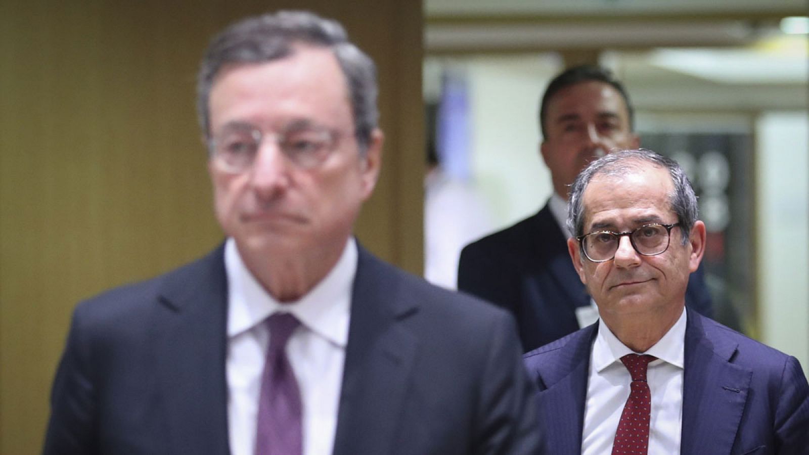 El presidente del BCE, Mario Draghi, y el ministro de Economía italiano, Giovanni Tria, durante la reunión de los ministros de Economía de la eurozona