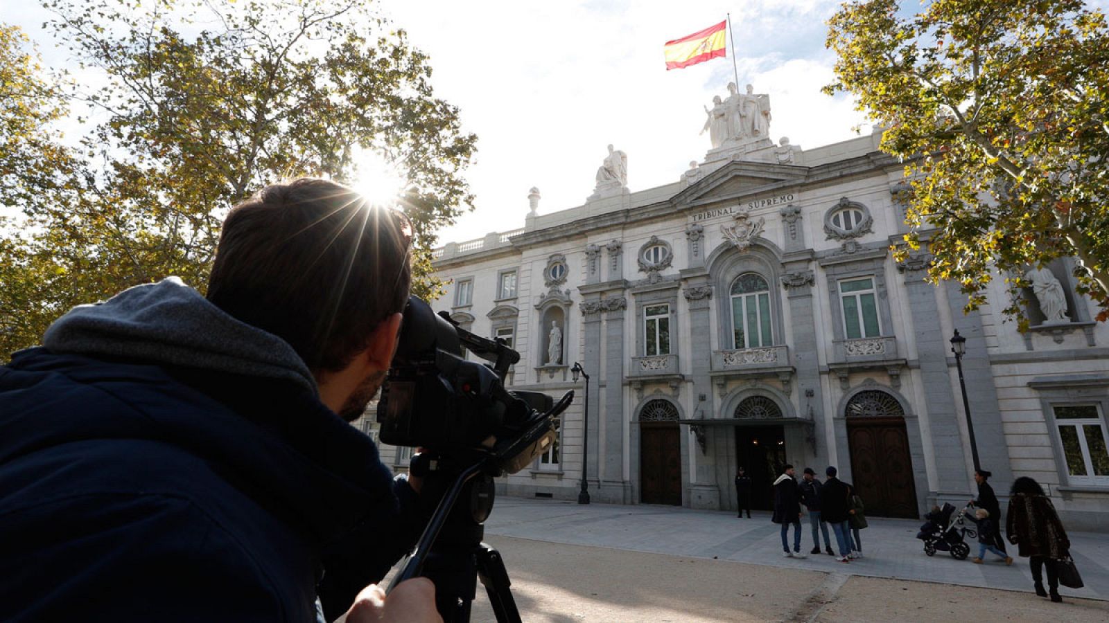 Varios medios de comunicación esperan frente al Tribunal Supremo