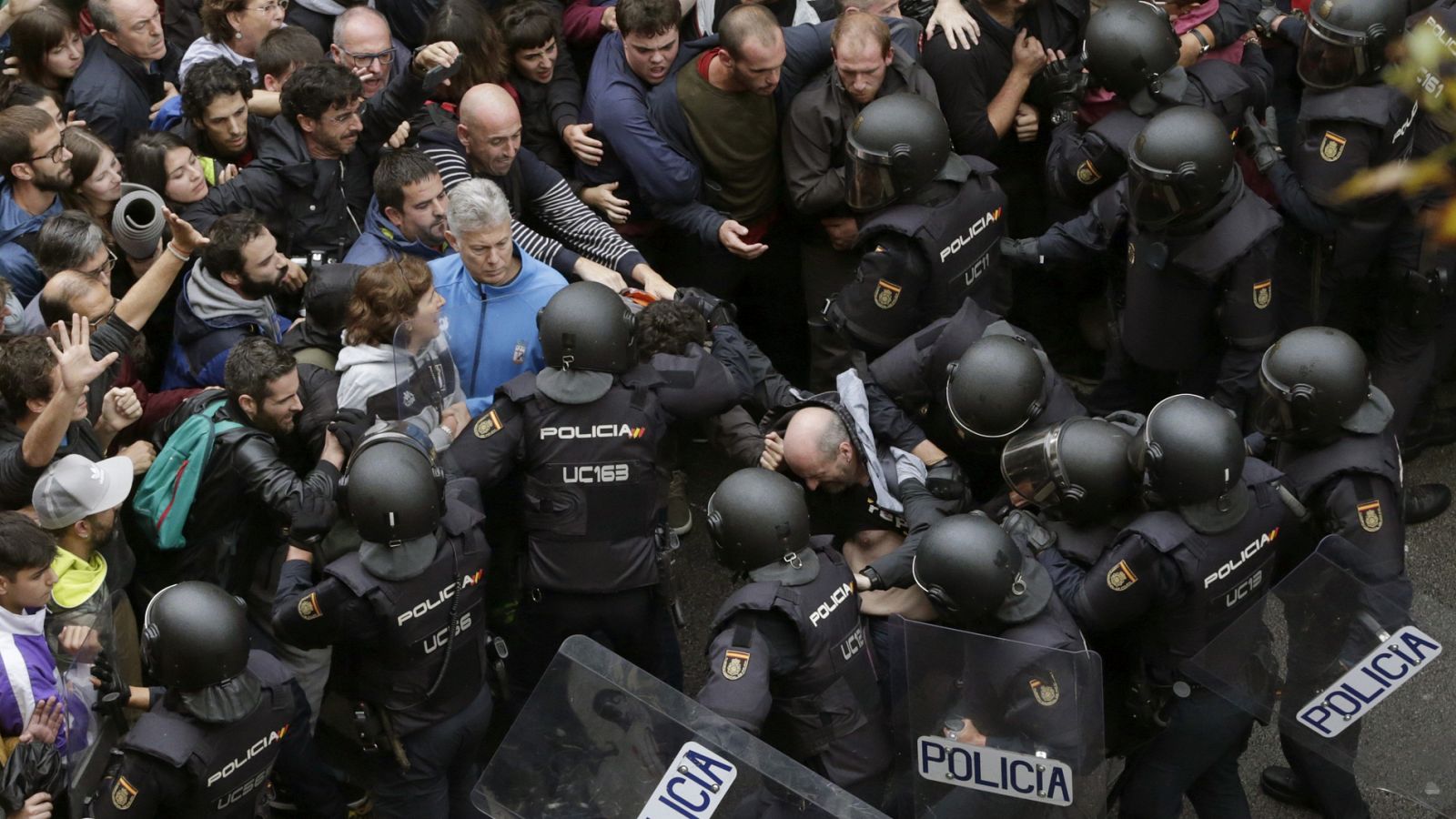 Agentes de Policía Nacional forman un cordon de seguridad frente al colegio Ramón Llull en Barcelona