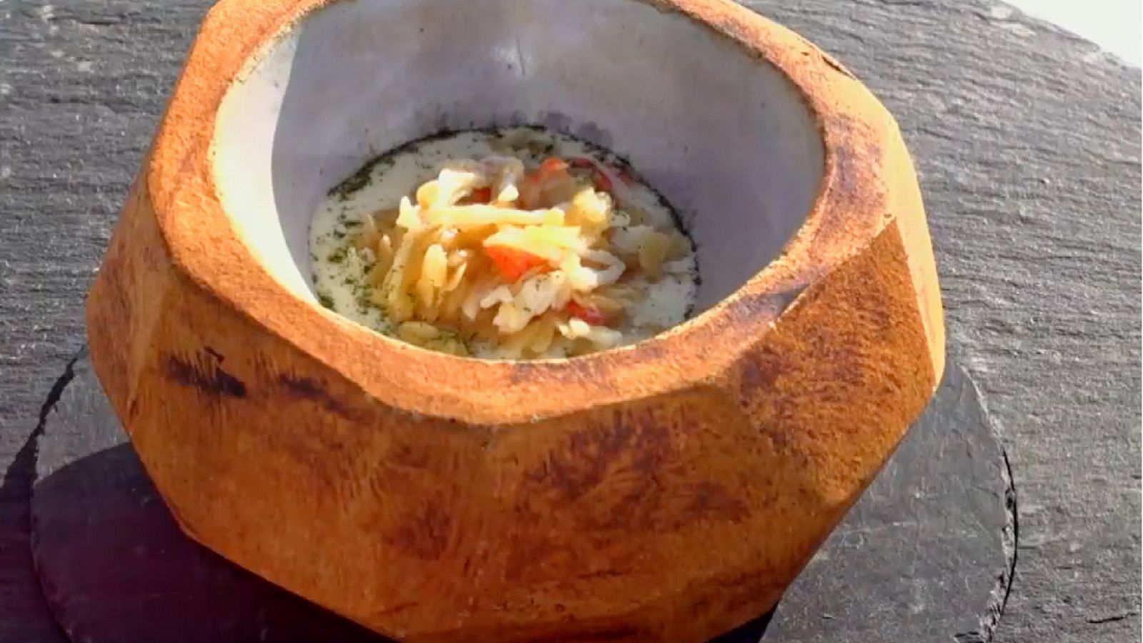 Risotto de piñones, cangrejo real y ajoblanco