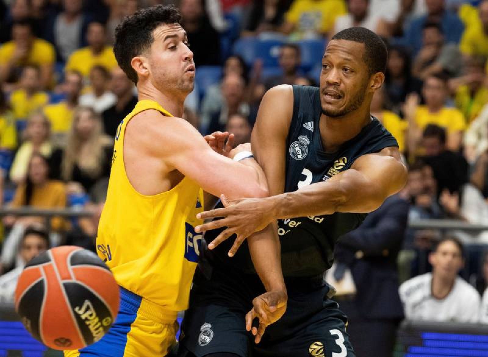El pívot del Real Madrid Anthony Randolph (d) disputa un balón ante Angelo Caloiaro, del Maccabi