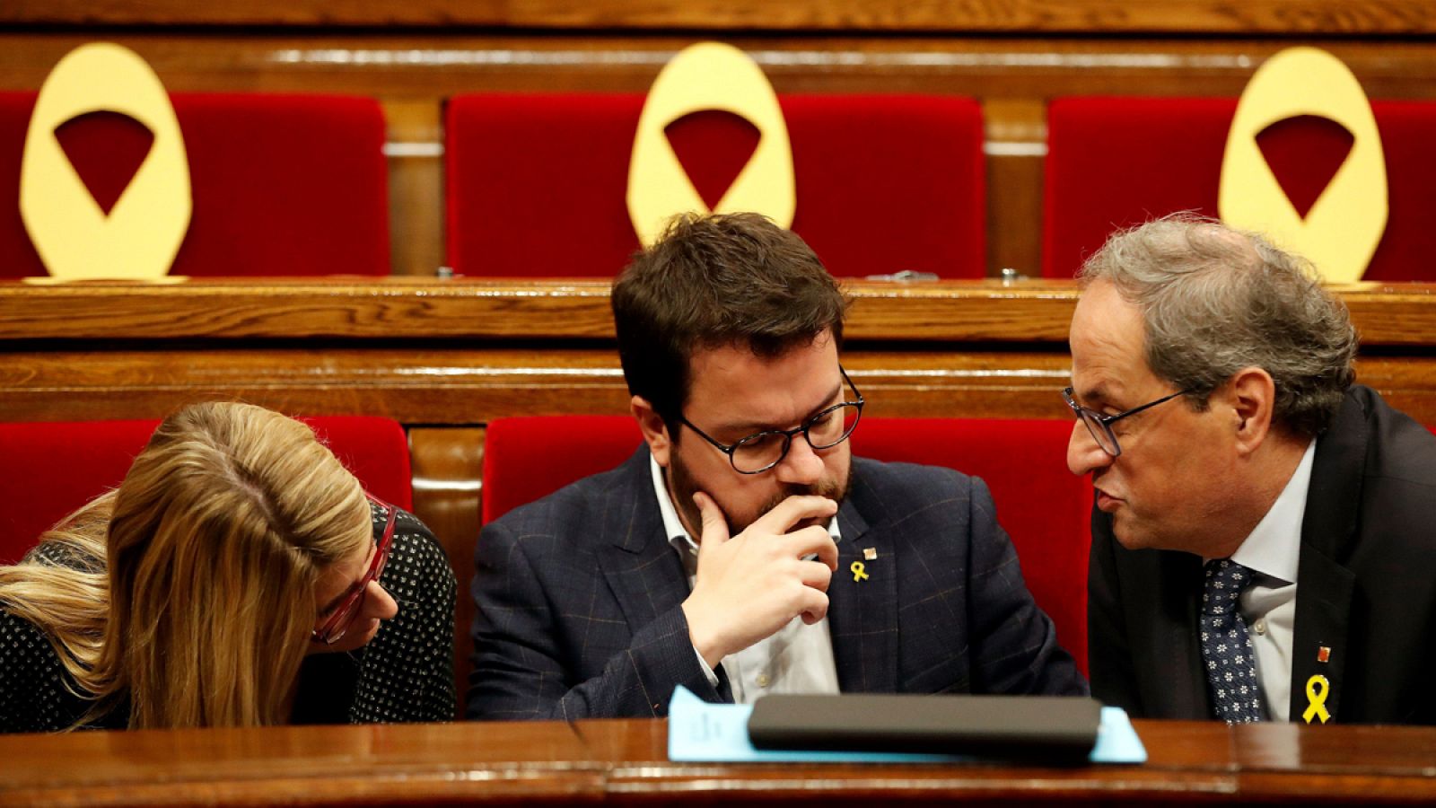 El presidente de la Generalitat, Quim Torra, conversa con su vicepresidente, Pere Aragones (c), y su portavoz, Elsa Artadi.