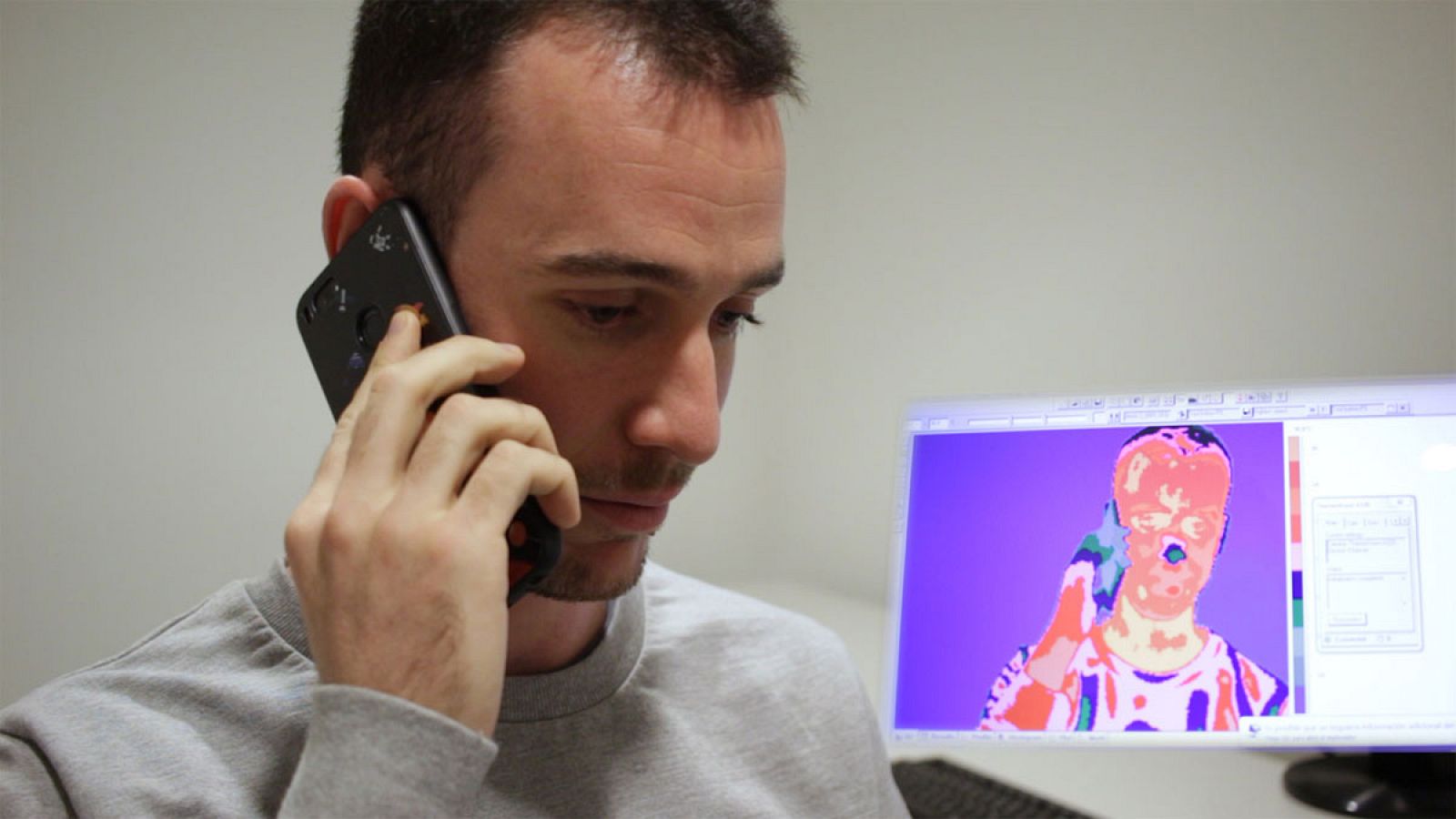 Uno de los participantes en el estudio realiza la llamada de teléfono en la que debe mentir a su interlocutor.