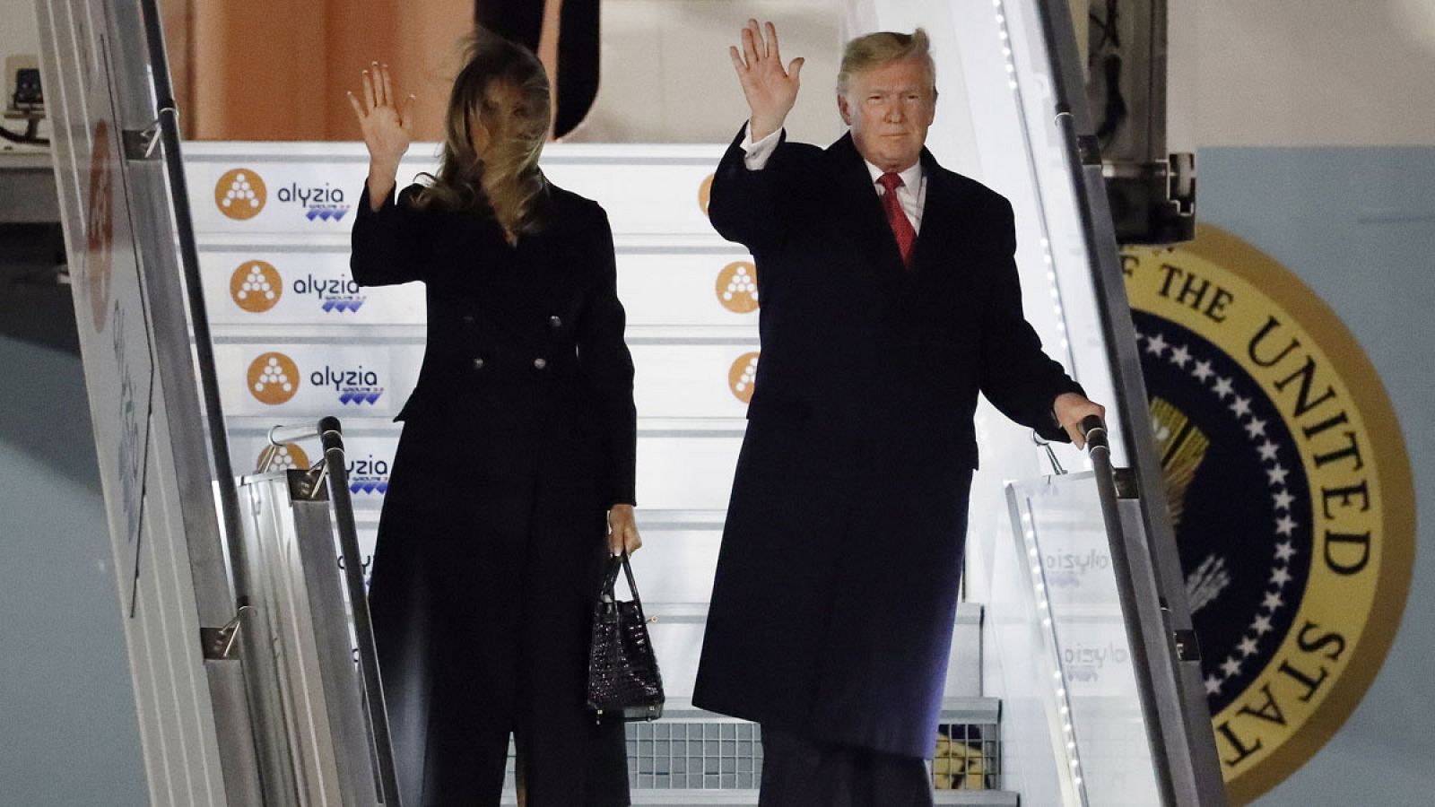 Trump bajando junto a su mujer, Melania, del avión presidencial tras aterrizar en el aeropuerto de Orly, París.