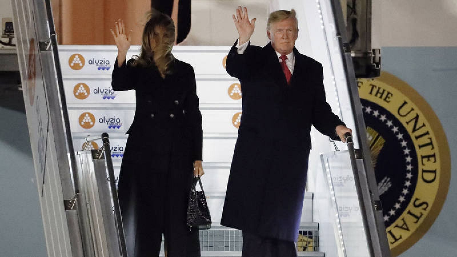Trump bajando junto a su mujer, Melania, del avión presidencial tras aterrizar en el aeropuerto de Orly, París. 