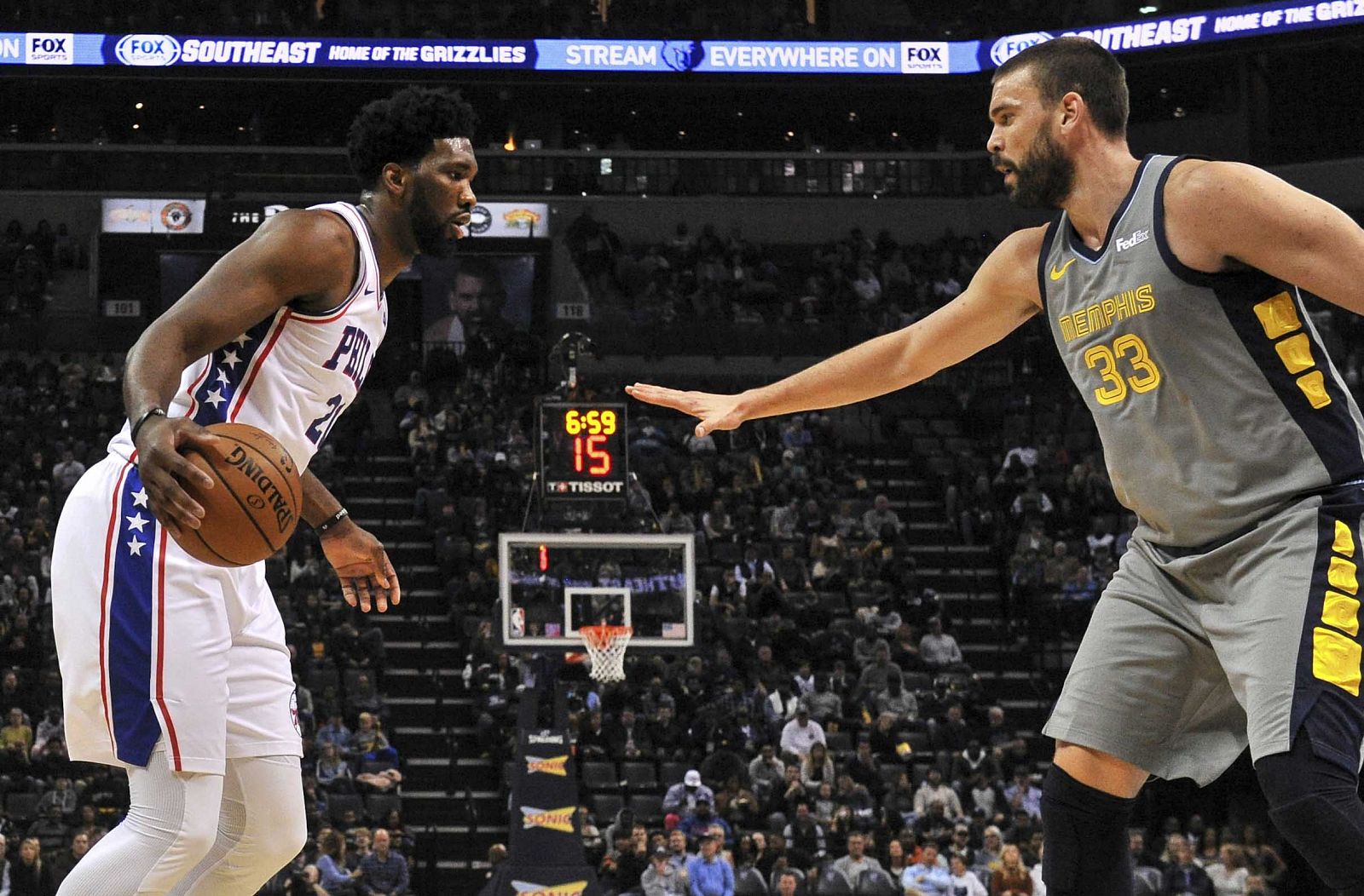 Marc Gasol (d) defiende a al pívot estrella de los Sixers, el camerunés Joel Embiid