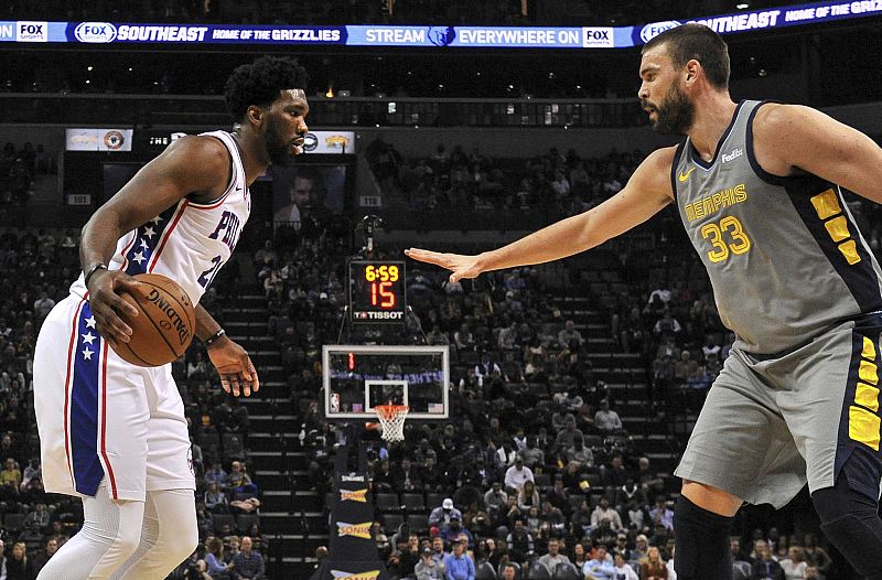Marc Gasol (d) defiende a al pívot estrella de los Sixers, el camerunés Joel Embiid