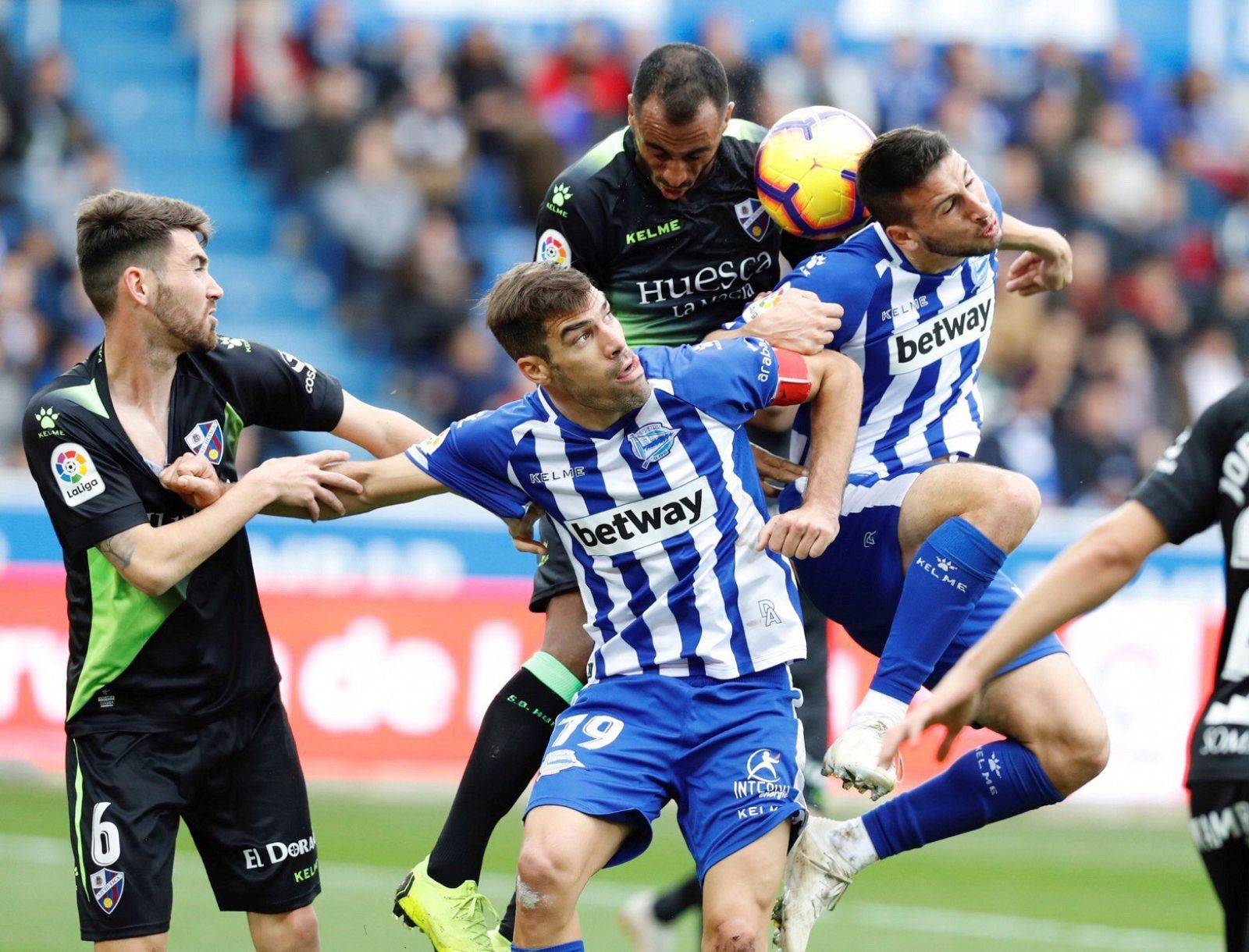 Carlos Akapo, entre los alavesistas Manu García y Jonathan Calleri (d)