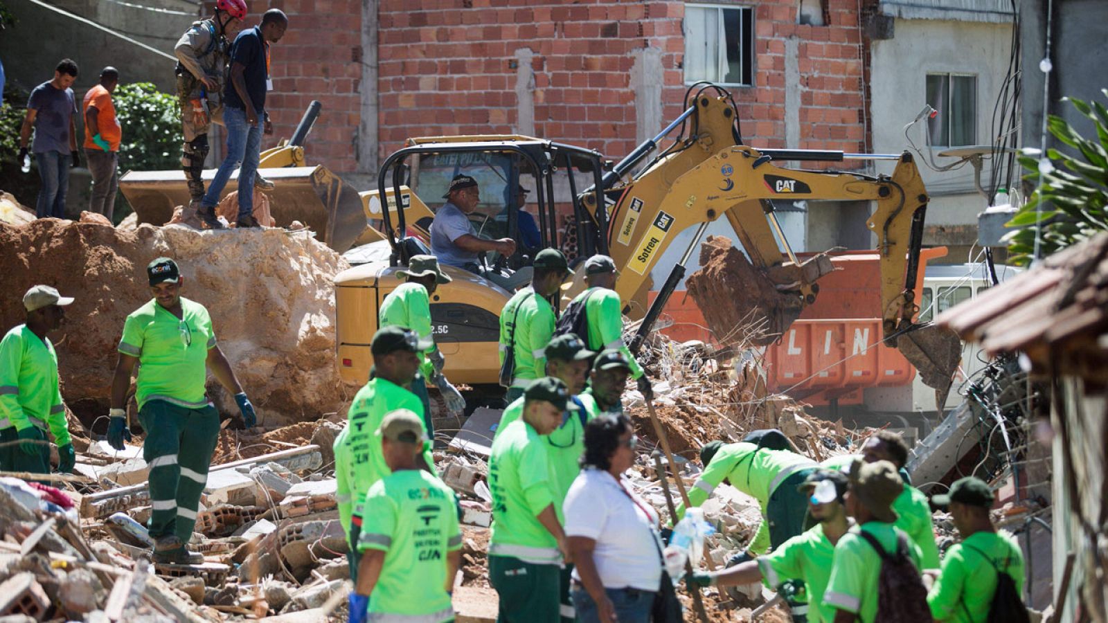 Al menos 15 muertos por un deslizamiento de tierra en Río de Janeiro