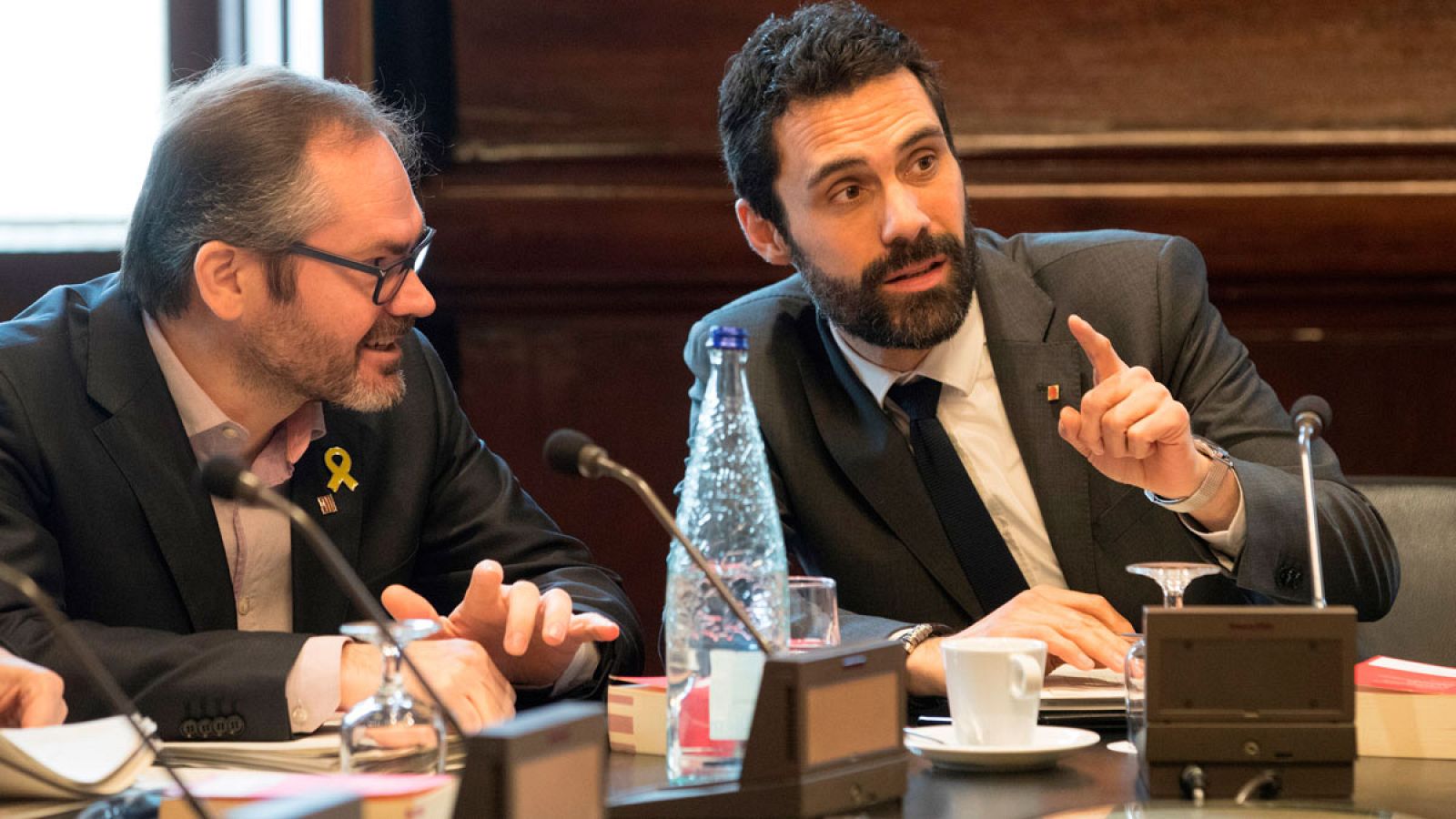 El vicepresidente primero del Parlament, Josep Costa (i) junto al presidente de la cámara Roger Torrent (d)