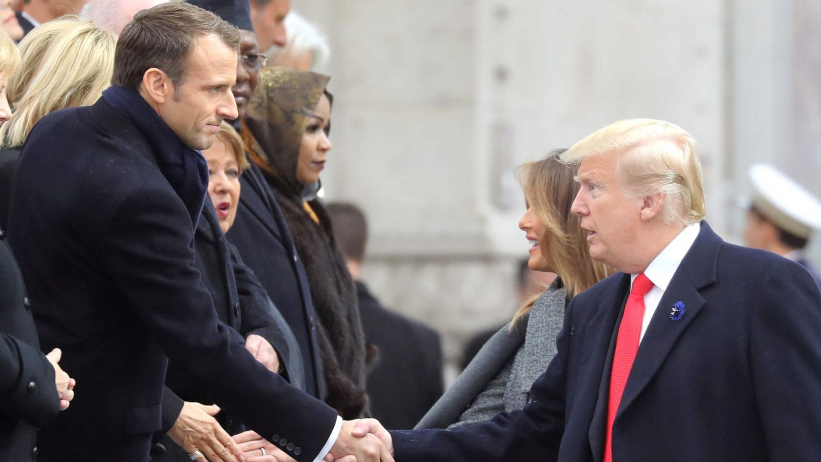 El presidente de EE.UU. Donald Trump saluda a su homólogo frances, Emmanuel Macron en París