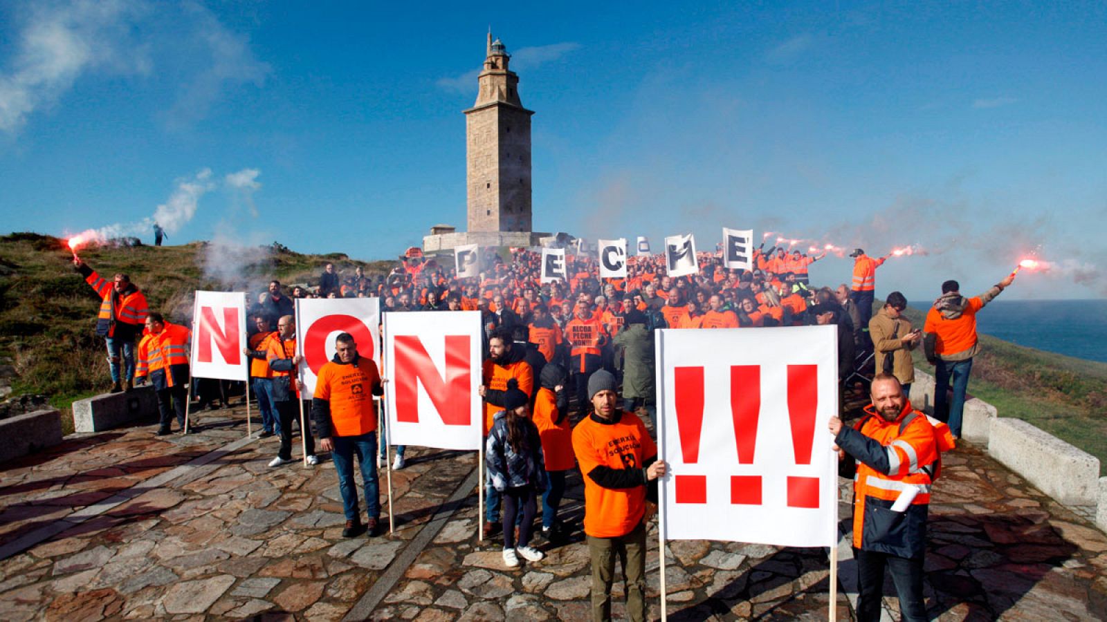 Manifestación en A Coruña, frente a la Torre de Hércules, para protestar por el cierre de la planta de Alcoa