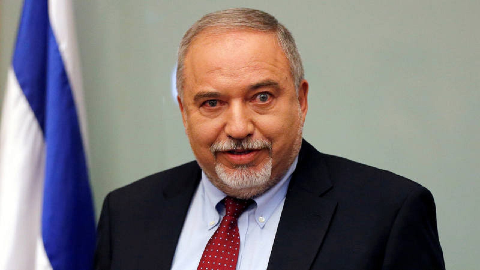 El exministro de Defensa israelí, Avigdor Lieberman, anunciando su dimisión en rueda de prensa