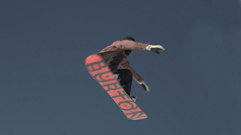 Imagen de la rider María Hidalgo en pleno vuelo durante sus entrenamientos en Saas Fee (Suiza).