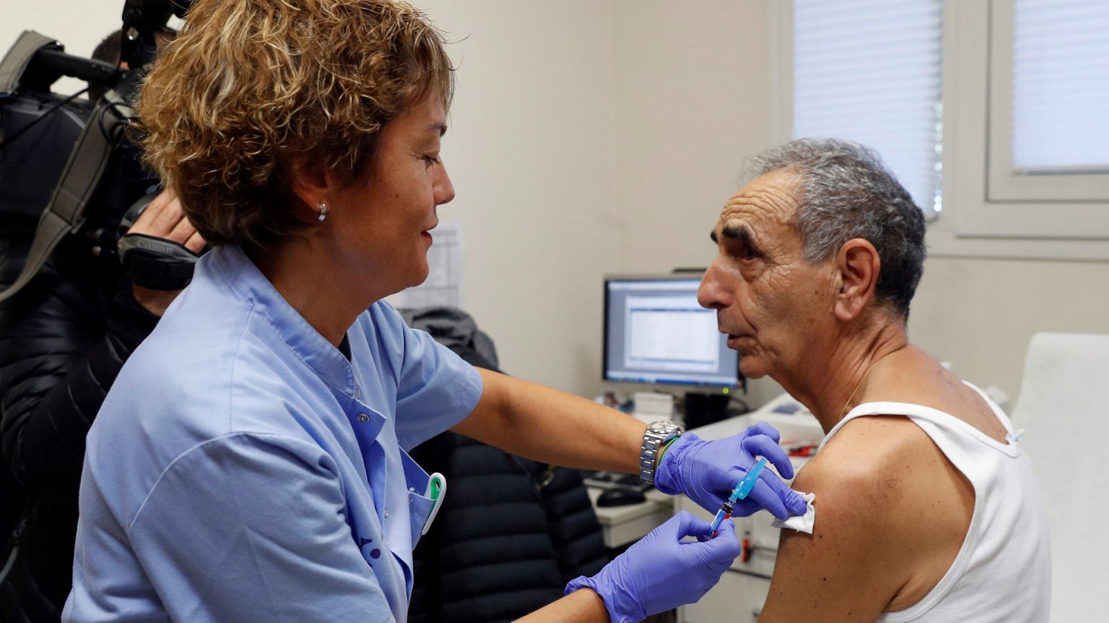 Un hombre se vacuna en un centro de salud de San Sebastián