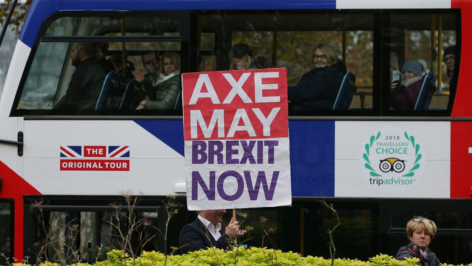 Un autobús pide en Londres "echar a May" para que haya "'Brexit' ya".