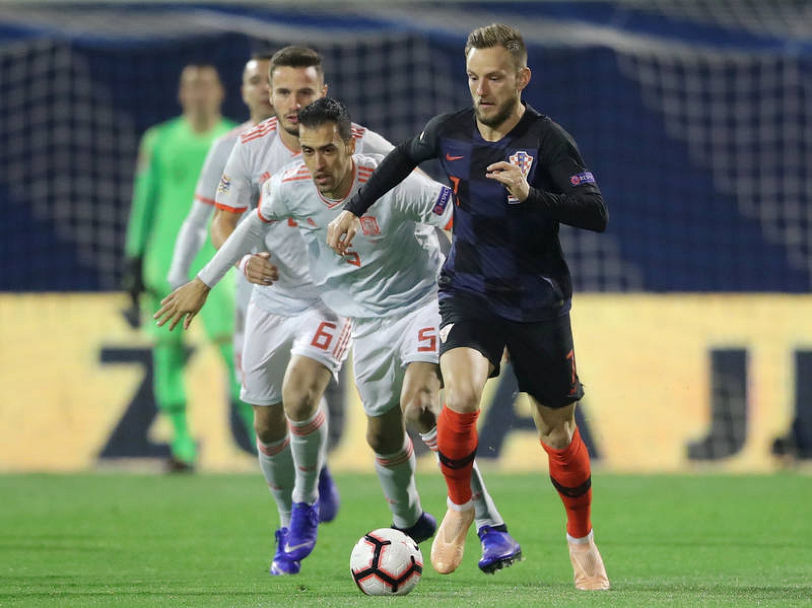 Rakitic se ha lesionado en el partido de la Liga de Naciones frente a España.