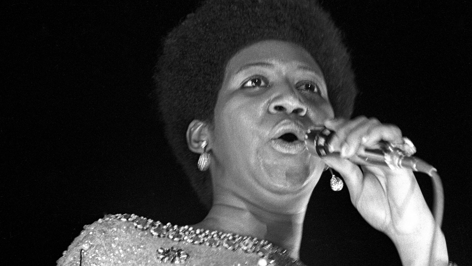 Aretha Franklin, la gran cantante que revolucionó el góspel, en una actuación