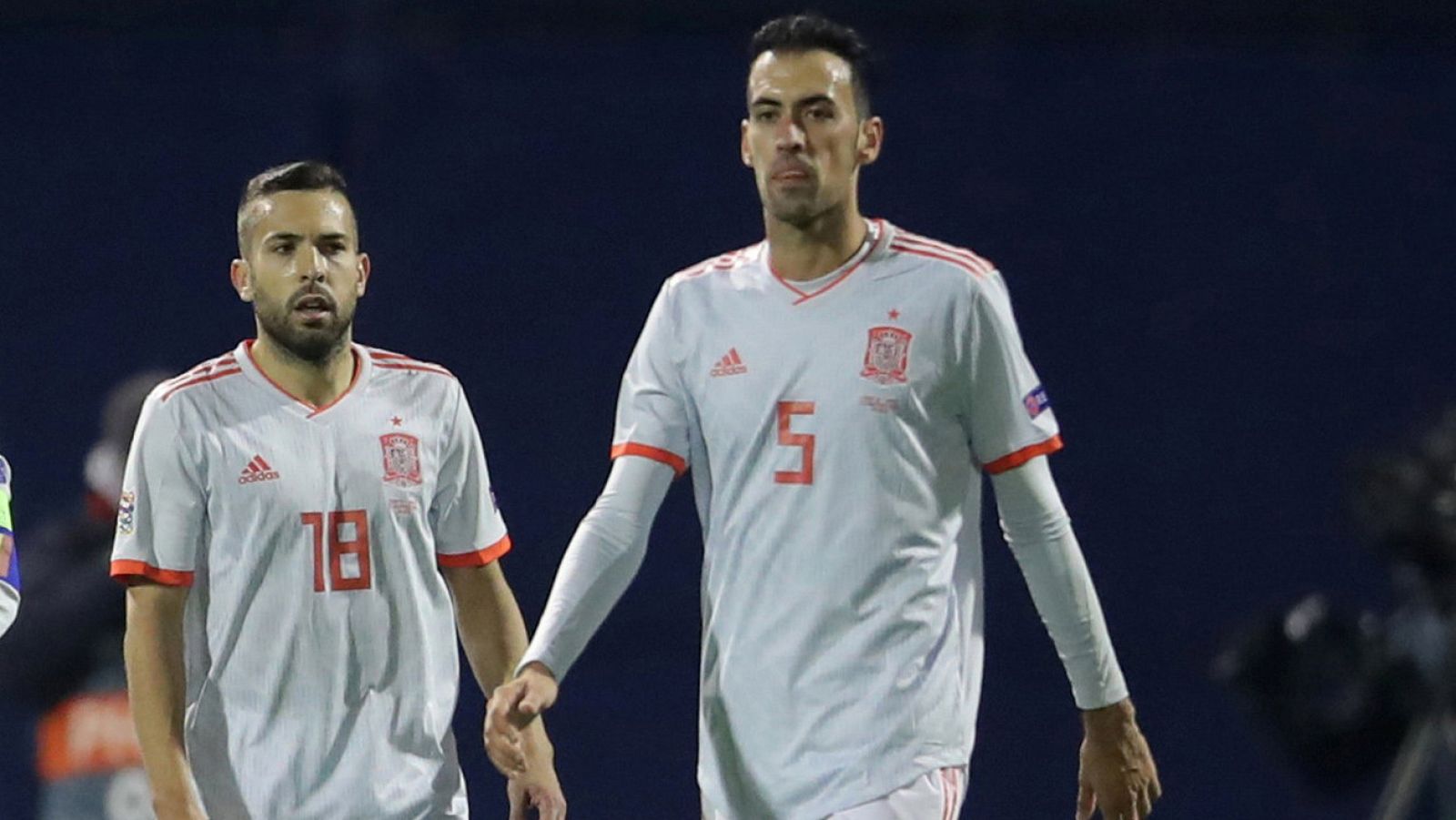 Jordi Alba y Sergio Busquets durante el partido ante Croacia.