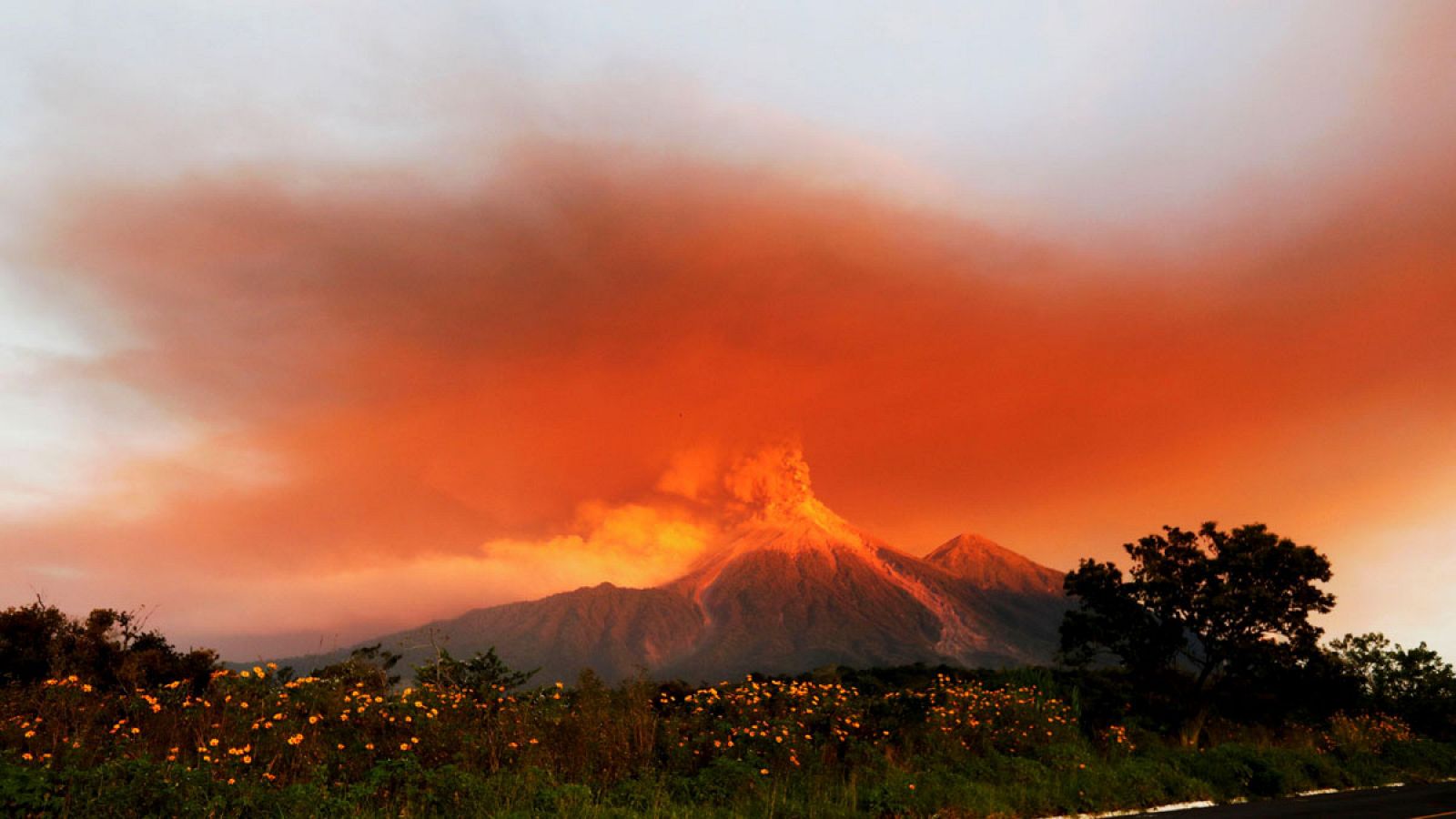 Vista de la erupción del volcán de Fuego al amanecer de este lunes  desde El Rodeo, Escuintla (Guatemala).