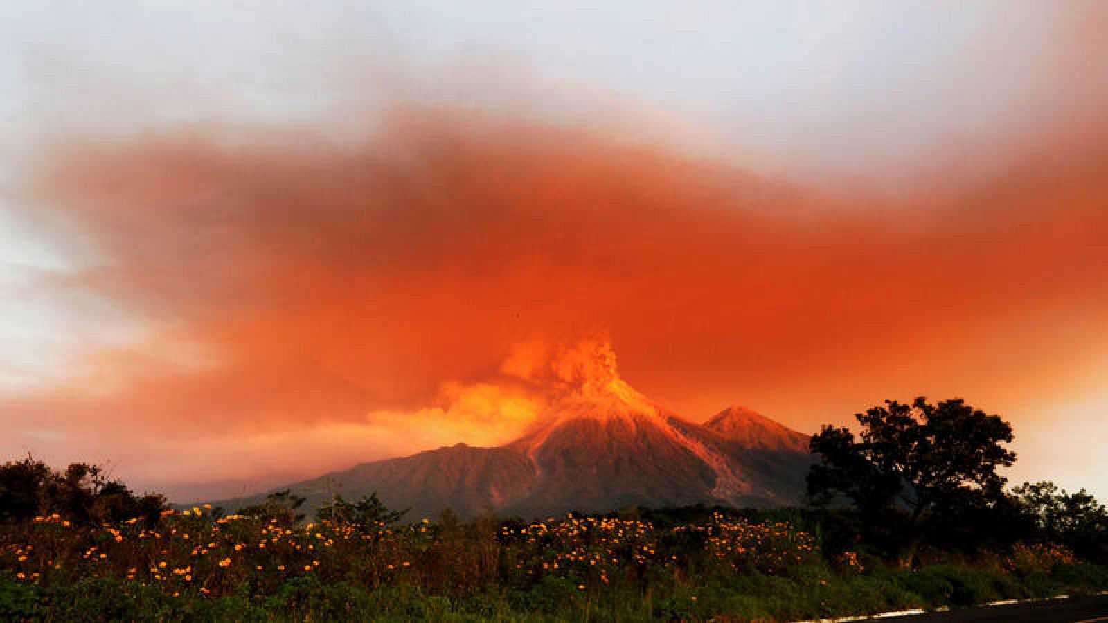 Alerta roja por la erupción del volcán de Fuego Guatemala | RTVE