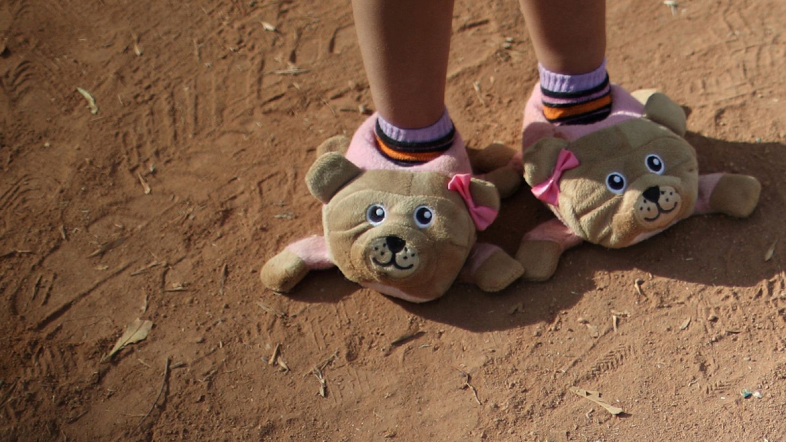 Una inmigrante en zapatillas espera en Tijuana