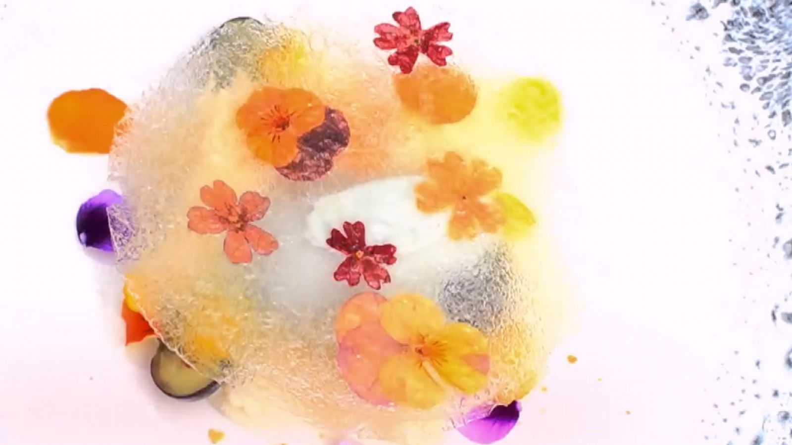 Flores con texturas de yogur, crujiente de galleta y helado de violetas