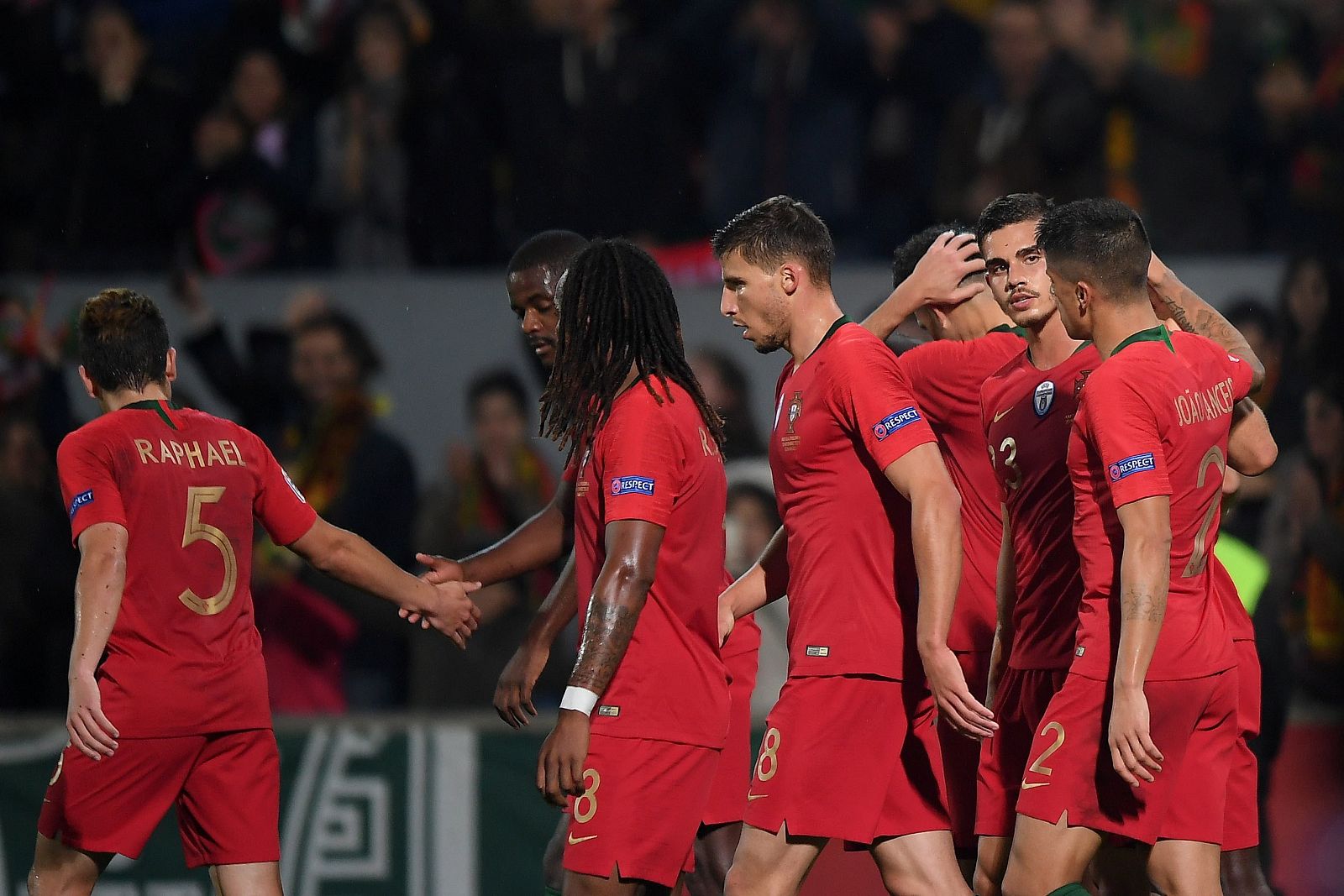 Andre Silva (2d) de Portugal celebra con sus compañeros el gol en el partido de la Liga de Naciones entre Portugal y Polonia.