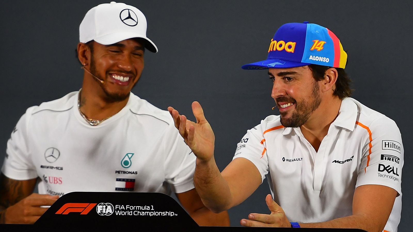 Buena sintonía entre Fernando Alonso (d) y Lewis Hamilton (i) en rueda de prensa.