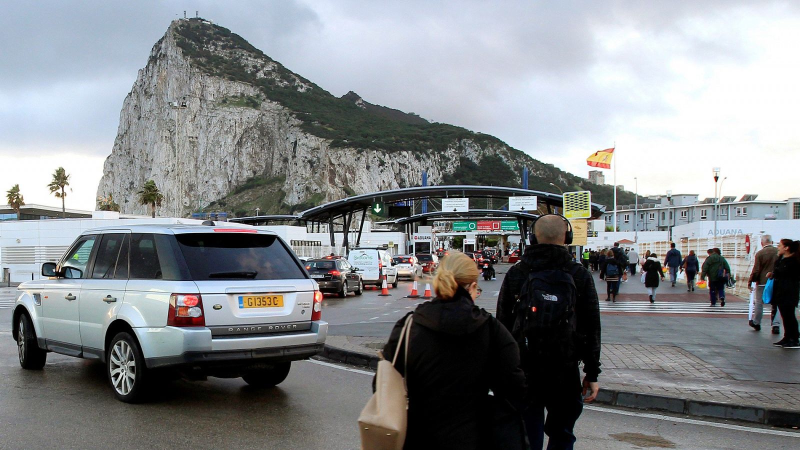 Trabajadores españoles cruzan la frontera en Gibraltar