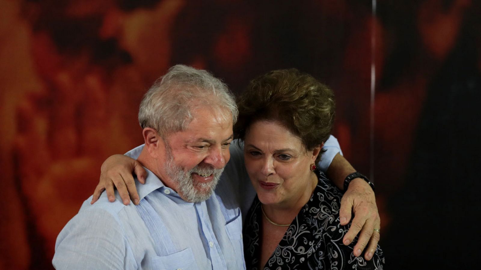 El ex presidente brasileño Luiz Inácio Lula da Silva (i) abrazando a la también exmandataria Dilma Rousseff el 25 de enero de 2018 durante una reunión en Sao Paulo (Brasil).