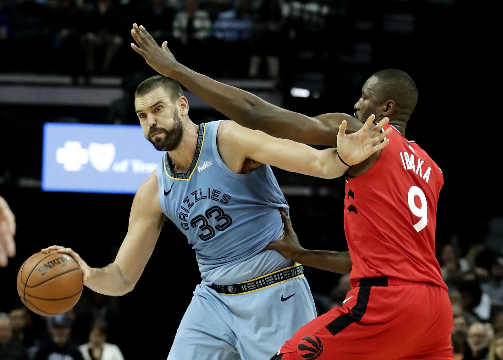 Ibaka defiende a Marc Gasol