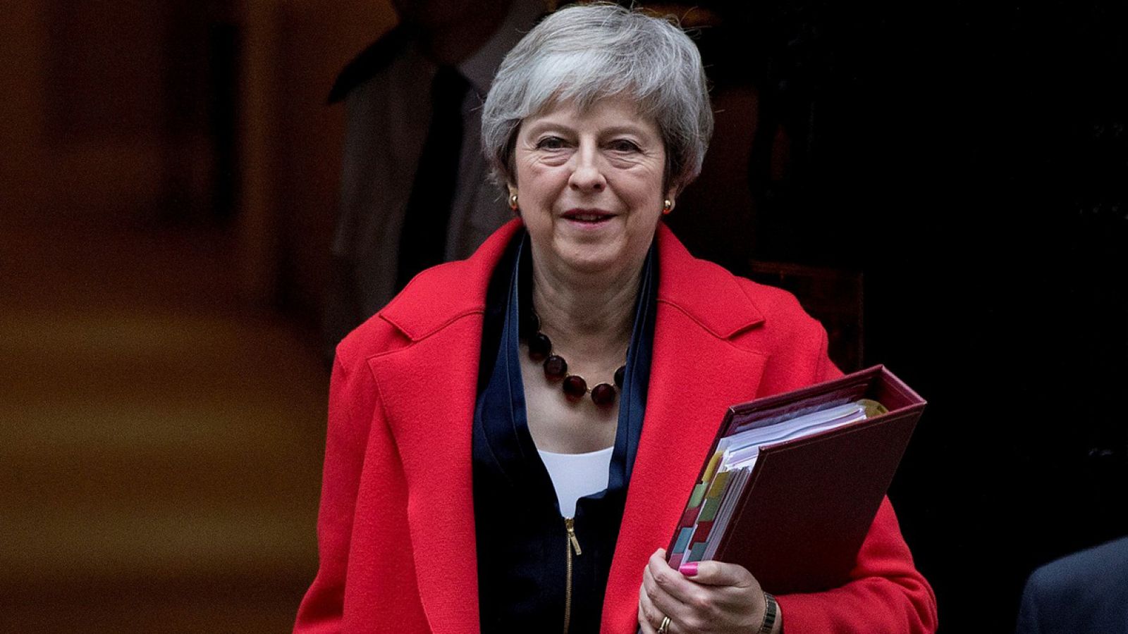 La primera ministra británica, Theresa May, abandona el número 10 de Downing Street para acudir a la sesión de control en el Parlamento en Londres (Reino Unido). EFE/Rick Findler