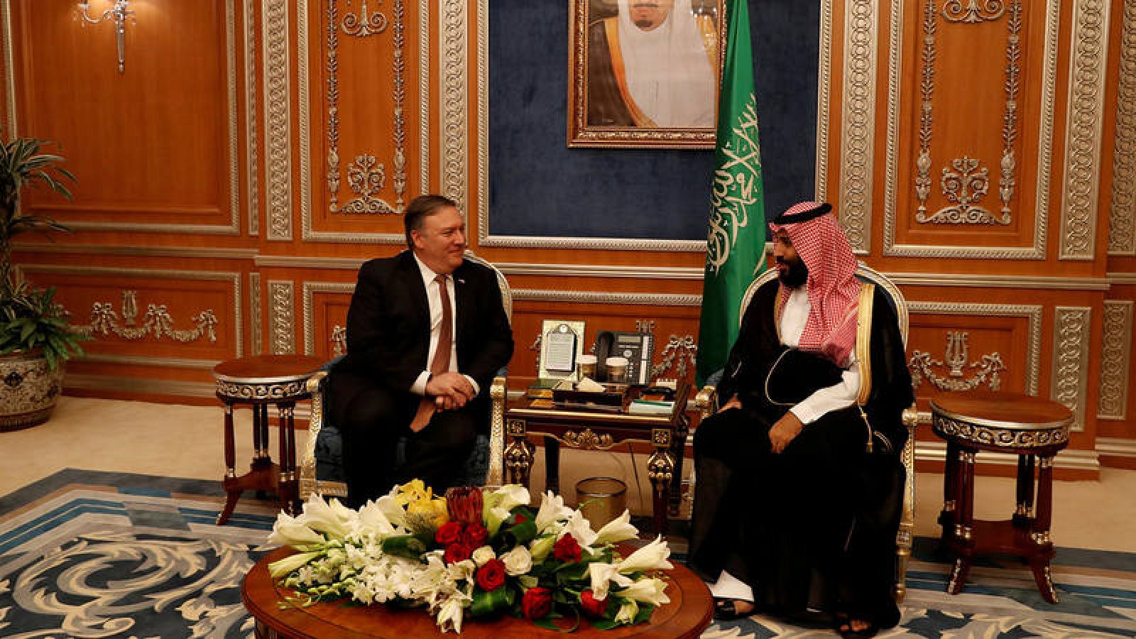 El secretario de Estado de EE.UU., Mike Pompeo, con el príncipe coronado de Arabia Saudí, Mohamed bin Salman, durante su visita a Riad en octubre. REUTERS/Leah Millis