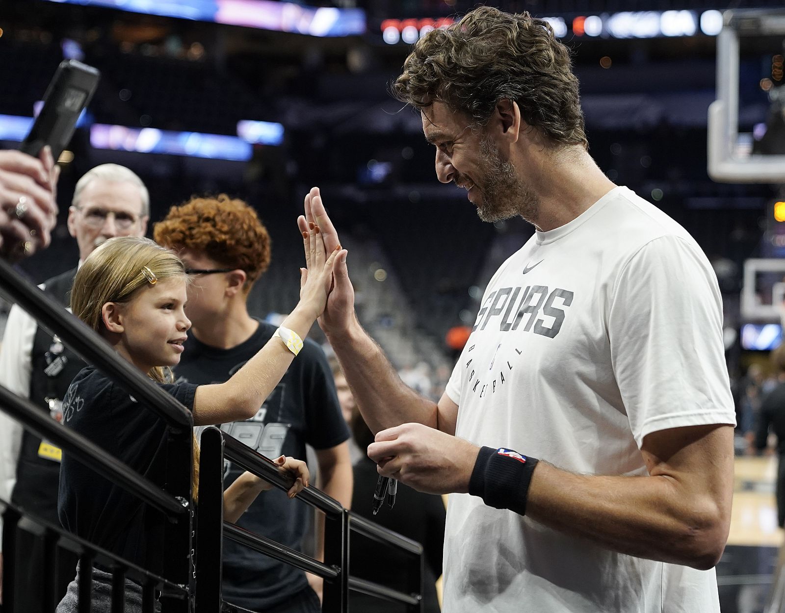 Pau Gasol saluda a una pequeña aficionada en la cancha de los Spurs de San Antonio