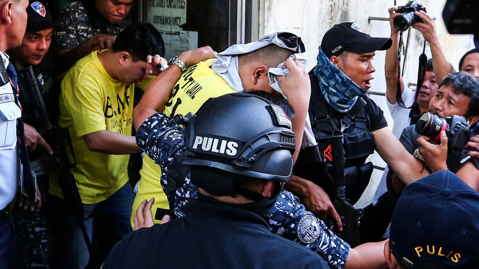 Los policías condenados por la muerte de Kian delos Santos salen escoltados del tribunal en Manila, Filipinas. REUTERS/Maria Tan
