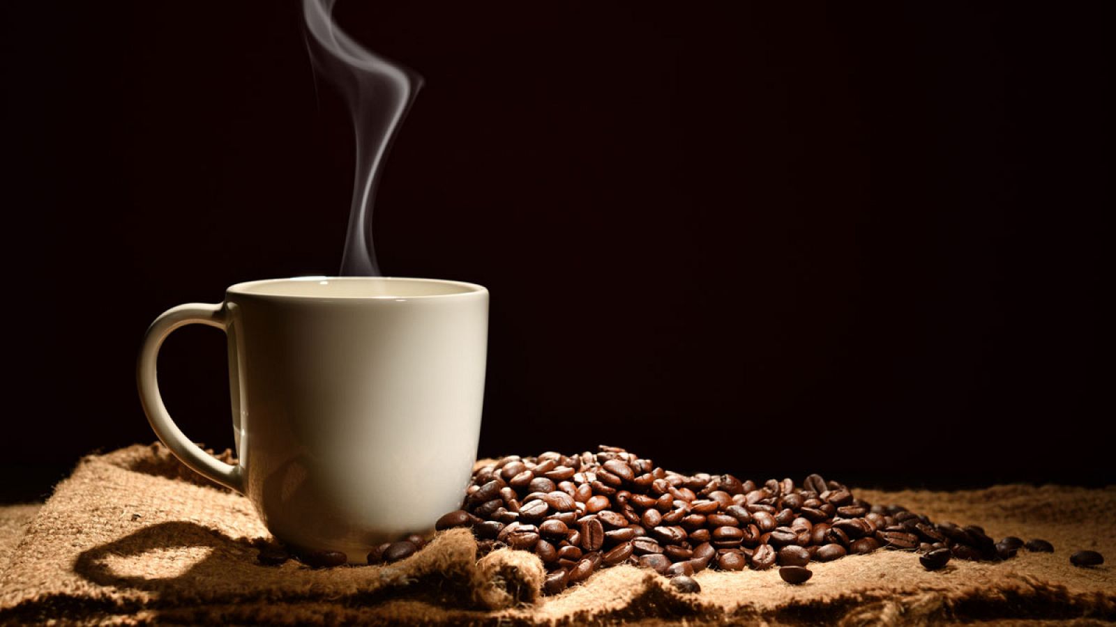El café es una mezcla compleja de sustancias y entre ellas muchas tienen propiedades antioxidantes y antiinflamatorias.
