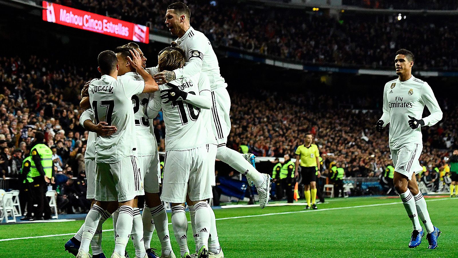 Los jugadores del Madrid celebran el gol de Wass en propia puerta.