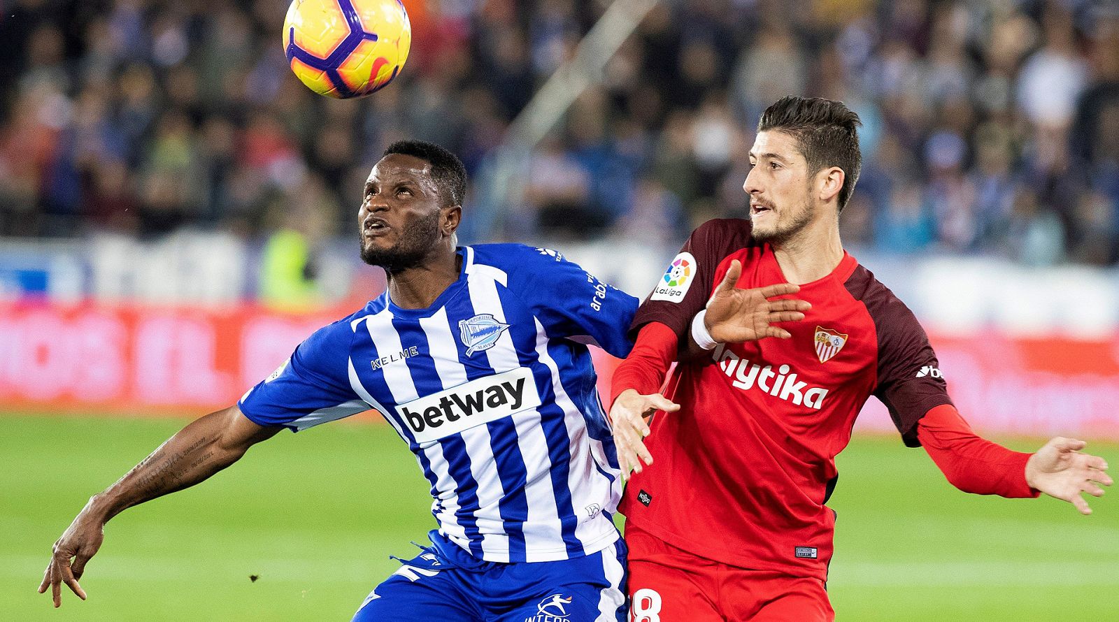 Wakaso y Esudero luchan por un balón dividido.