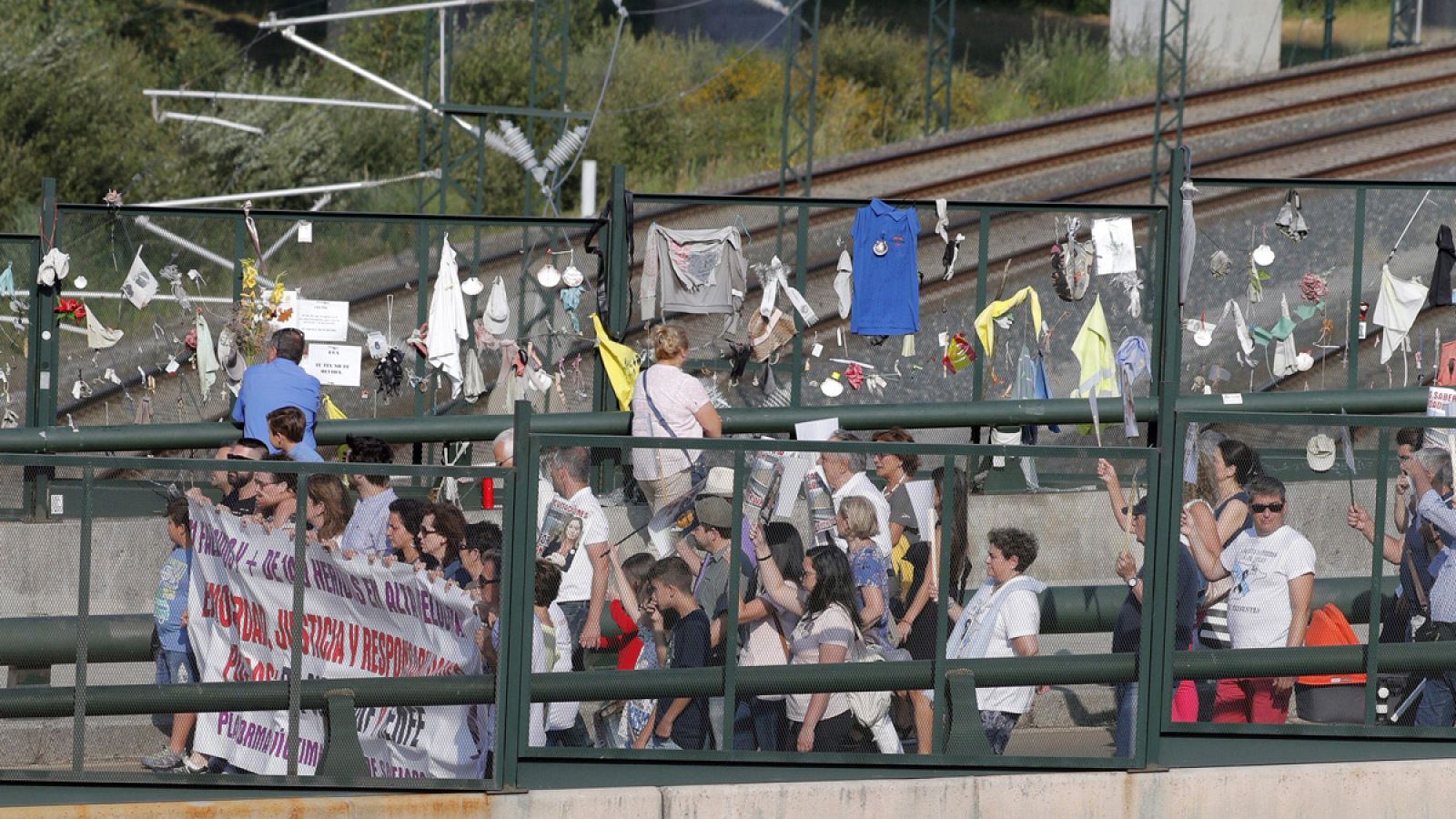 Víctimas y familiares de los fallecidos en el accidente de tren en Santiago piden "verdad" y "justicia"